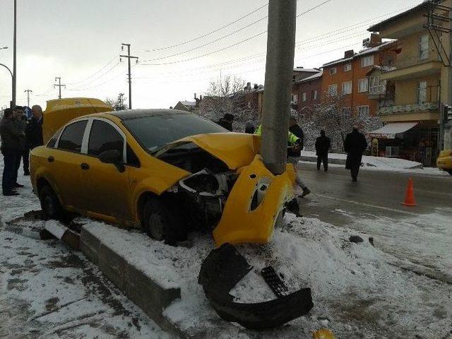 Buzlanma Nedeniyle Yoldan Çıkan Araç Refüje Çarptı 3 Yaralı