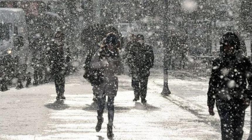 Bolu Kent Merkezinde Kar Yağışı Bastırdı