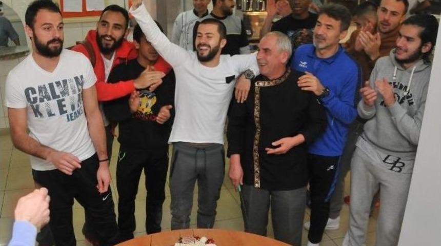 Multigrup Alanyaspor Kaptanına Doğum Günü Sürprizi