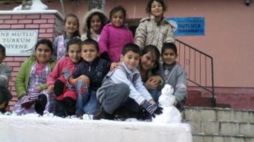 Burhaniyeli Öğrencilerin Kar Sevinci