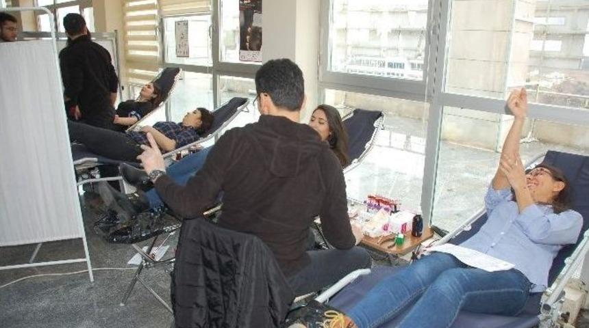 &Uuml;niversite &Ouml;ğrencileri Kan Bağışında Bulundu