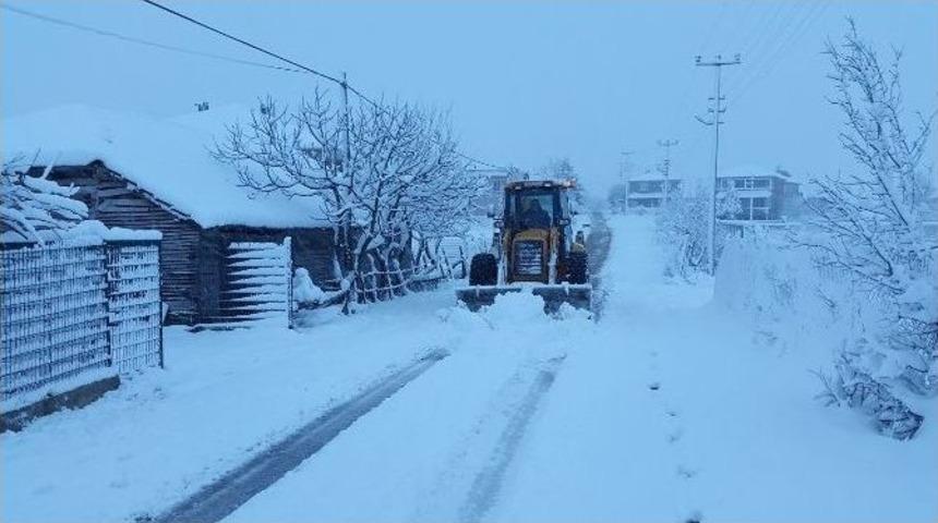 Karla M&uuml;cadele Ekipleri &Ccedil;alışmalarını G&uuml;n Boyunca S&uuml;rd&uuml;rd&uuml;
