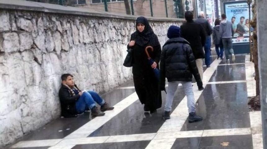 Soğuk Havada Para Kazanmaya &Ccedil;alışıyorlar