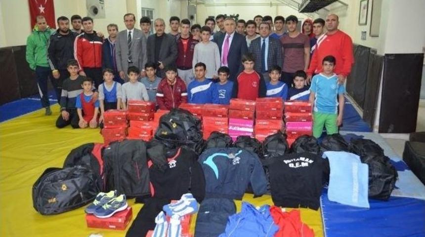 G&uuml;reş Eğitim Merkezi Sporcularına Malzeme Yardımı Yapıldı