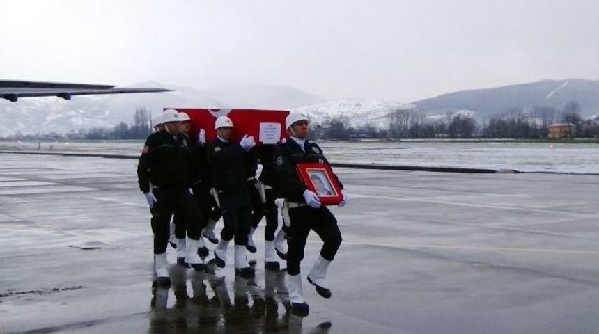 Şehit Polis Ali Can &Ouml;zt&uuml;rk&rsquo;&uuml;n Naaşı Zonguldak Havalimanı&rsquo;na Getirildi