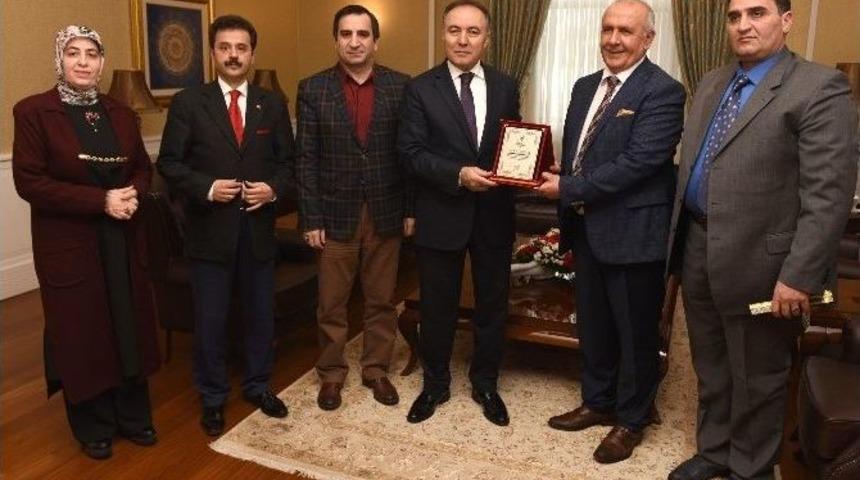 Erzurum Kent Konseyi&rsquo;nden Vali Dr. Altıparmak&rsquo;a Plaket