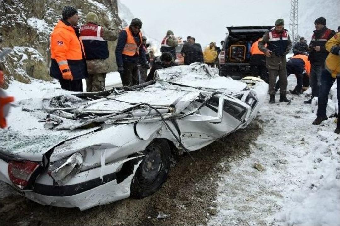 Al&ccedil;ı Y&uuml;kl&uuml; Tır Otomobilin &Uuml;zerine Devrildi: 2 &Ouml;l&uuml;