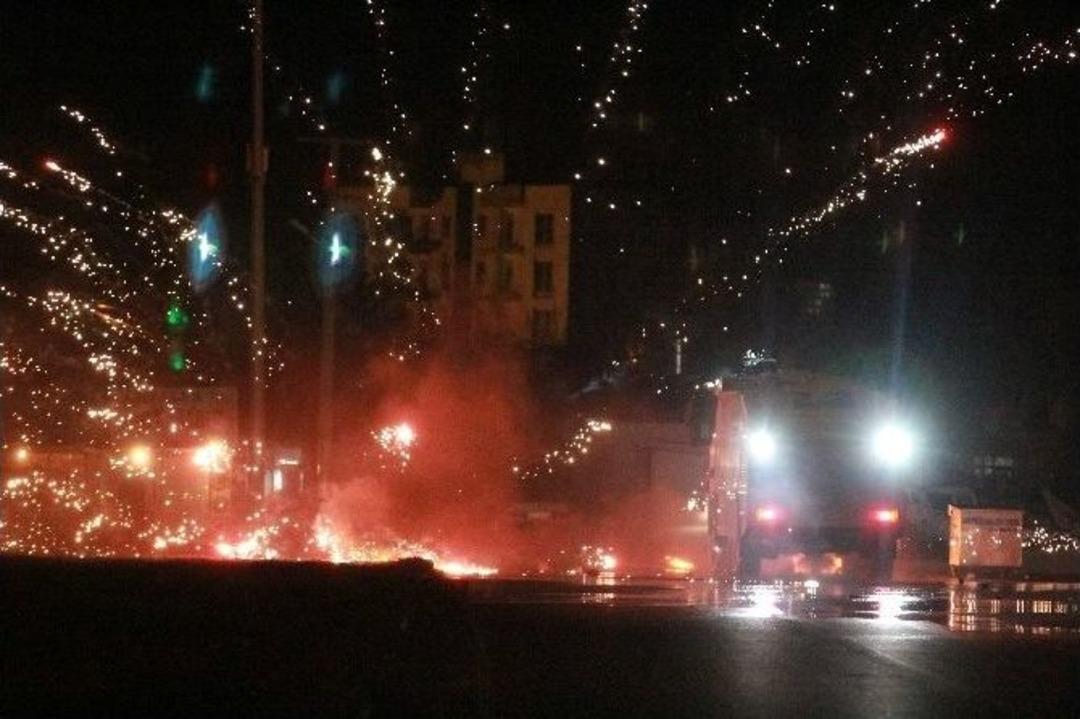 Antalya&rsquo;da Polise Havai Fişek Ve Taş Atan Gruba M&uuml;dahale