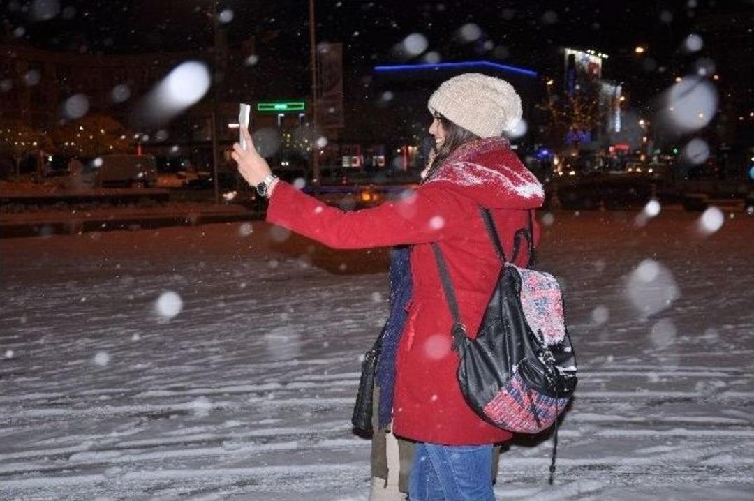 Erzincan&rsquo;da Kar Yağışı Devam Ediyor