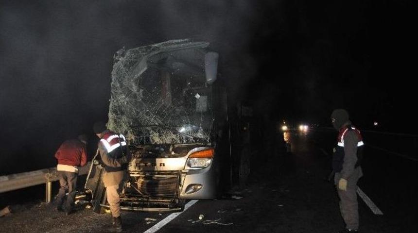 Yolcu Otobüsü Tır’a Arkadan Çarptı: 14 Yaralı