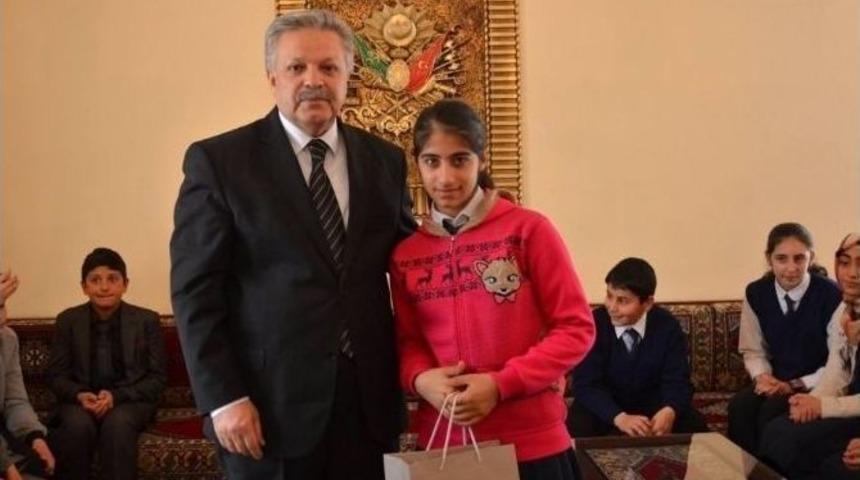 Vali Kahraman &Ouml;ks&uuml;z Ve Yetim &Ccedil;ocukları Yalnız Bırakmıyor