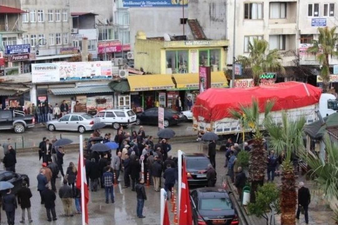 Vali &Ccedil;i&ccedil;ek, Yardım Kamyonunu Uğurladı