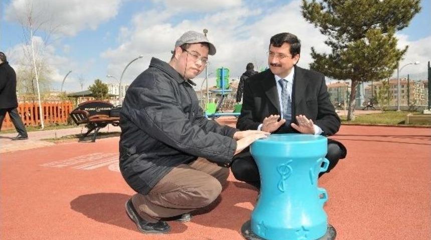 Ke&ccedil;i&ouml;ren&rsquo;de Engelleri Ortadan Kaldıran &Ccedil;ocuk Parkı