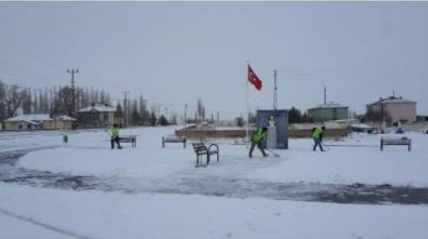 B&uuml;nyan Belediyesi Karla M&uuml;cadele &Ccedil;alışmalarını S&uuml;rd&uuml;r&uuml;yor