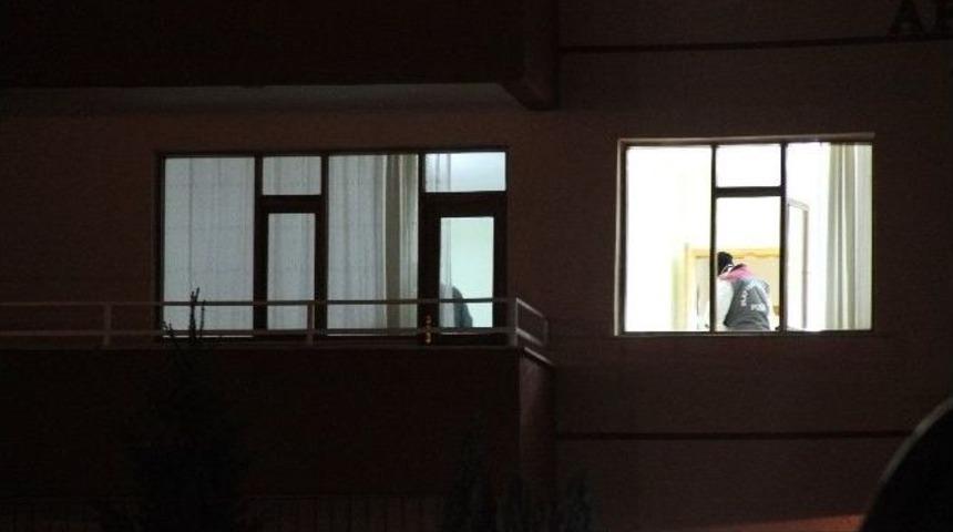 78 Yaşındaki Kadın Boğazı Kesilerek &Ouml;ld&uuml;r&uuml;ld&uuml;