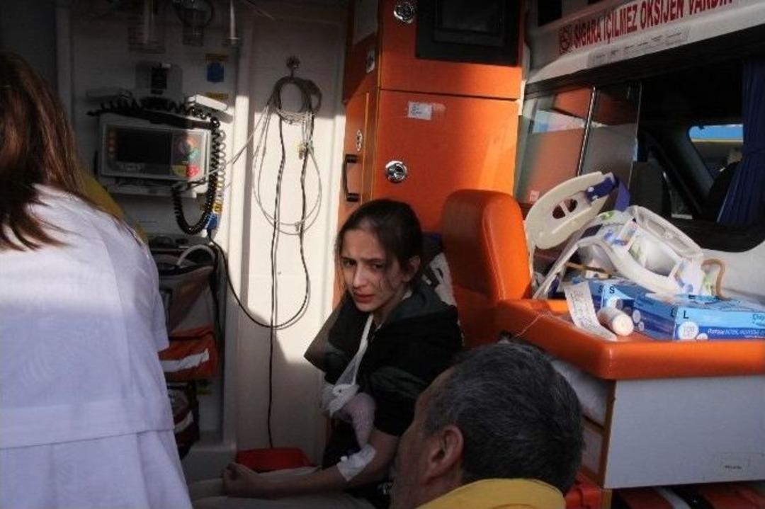 Kocaeli&rsquo;de &Ouml;ğrenci Servisi Buzlu Yolda Devrildi: 11 Yaralı