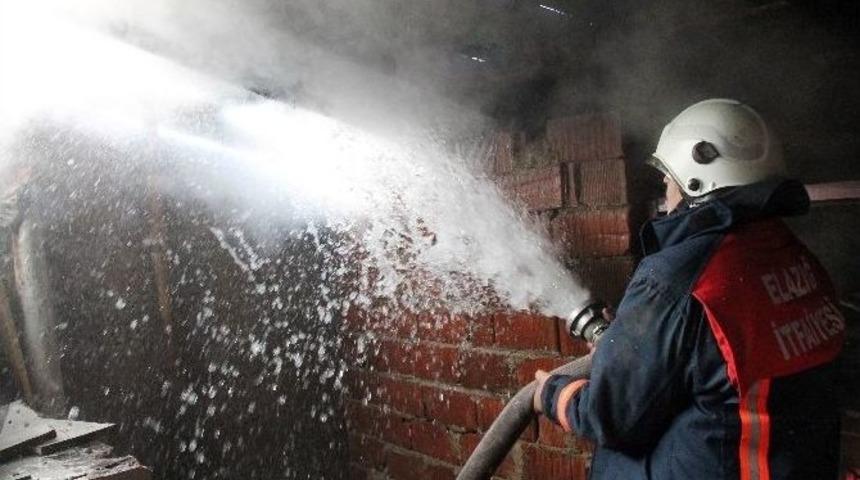 Elazığ’da Çatı Yangını