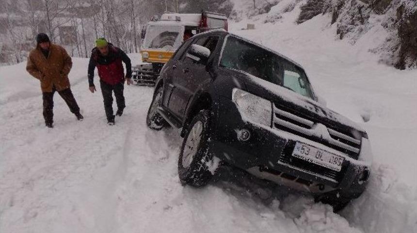 Ayder Yaylası&rsquo;nda Kara Saplanan Ara&ccedil;ların İmdadına Kar Taksileri Yetişiyor