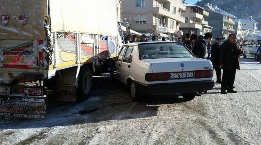 Erfelek’te Maddi Hasarlı Kaza