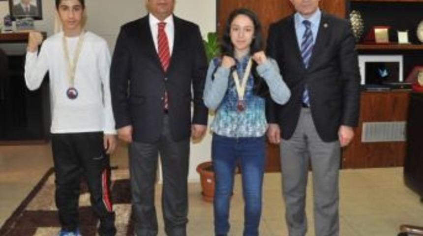 Başarılı Sporculara &Ouml;d&uuml;l