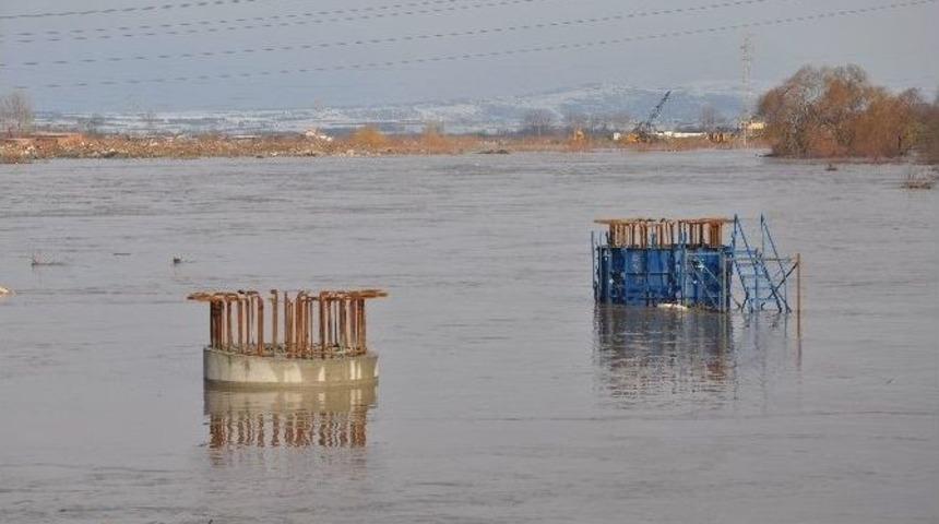 Otoyol İnşaatı Sular Altında