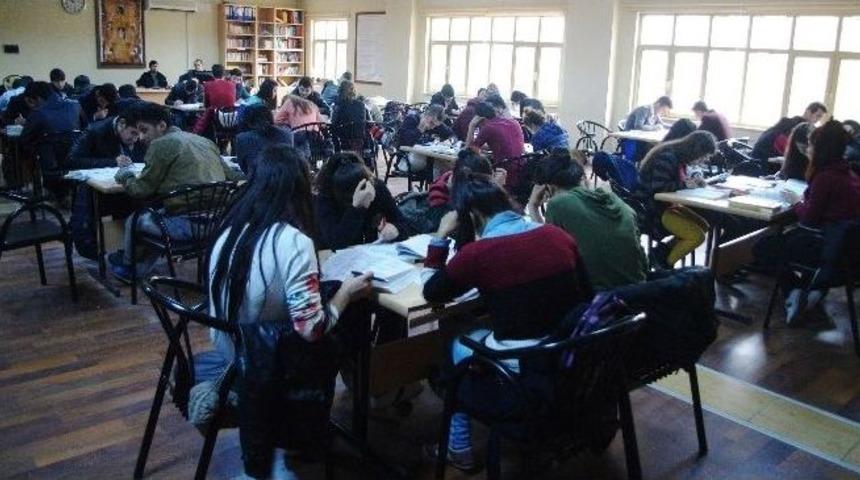 Öğrenciler İçin Kütüphanede Ders Çalışma Salonu Oluşturuldu