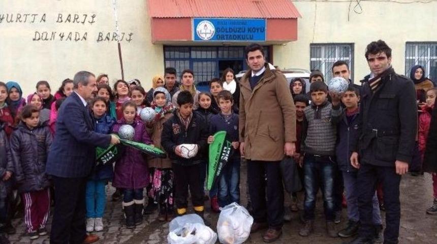 Başkan G&uuml;rsoy&rsquo;dan K&ouml;y Okuluna Spor Malzemesi Desteği
