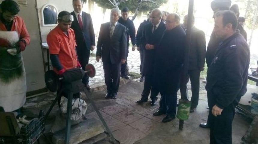 Vali &Ccedil;i&ccedil;ek, A&ccedil;ık Cezaevini Ziyaret Etti