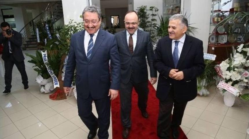 Başkan B&uuml;y&uuml;kkılı&ccedil; Erciyes &Uuml;niversitesi Rekt&ouml;rl&uuml;ğ&uuml;&rsquo;ne Atanan Prof.dr. Muhammet G&uuml;ven&rsquo;i Ziyaret Etti