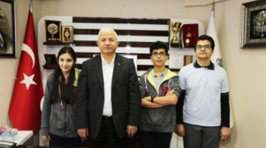 Başkan G&ouml;rmez&rsquo;den Teog Birincilerine Hediye