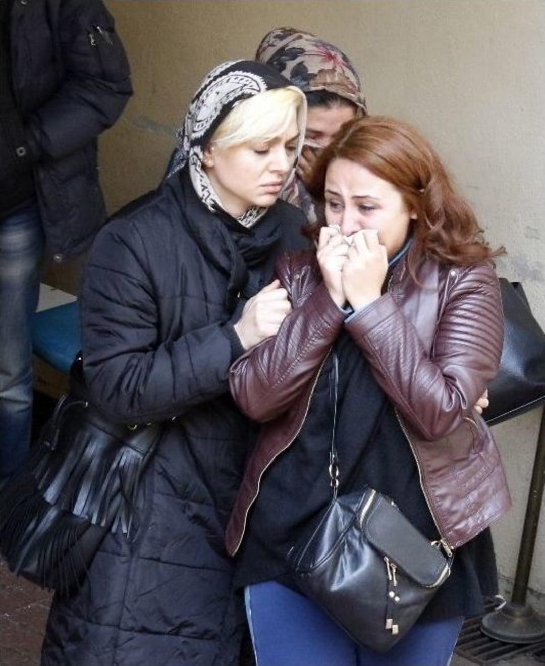 Cinnet Kurbanı Polis Eşinin Cenazesi G&ouml;zyaşları Arasında Alındı