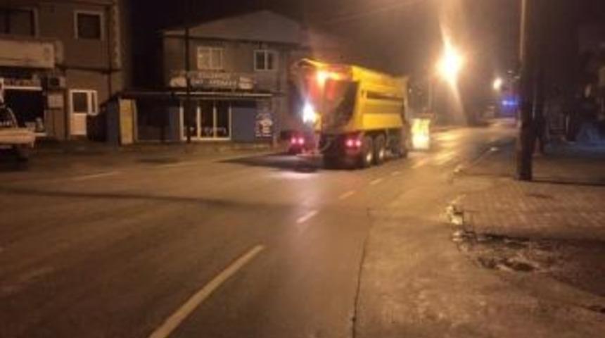 Akyazı&rsquo;da Kar K&uuml;reme Ve Tuzlama &Ccedil;alışmaları Hızla Devam Ediyor