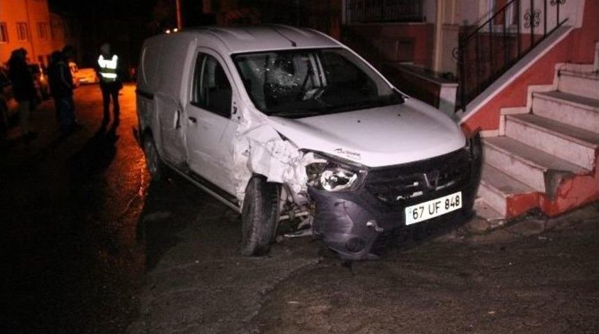 4 Otomobile &Ccedil;arptığı Aracını Bırakıp Ka&ccedil;tı
