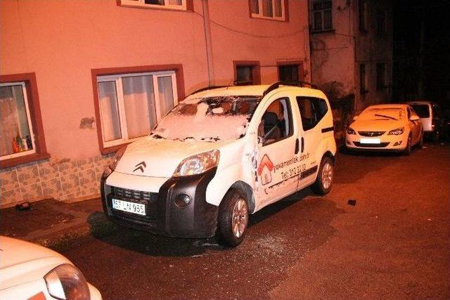 4 Otomobile Çarptığı Aracını Bırakıp Kaçtı