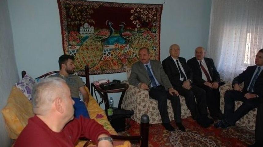 Vali Kocatepe&rsquo;den Şehit Ailesine Ve Yaralı Askerlere Ziyaret