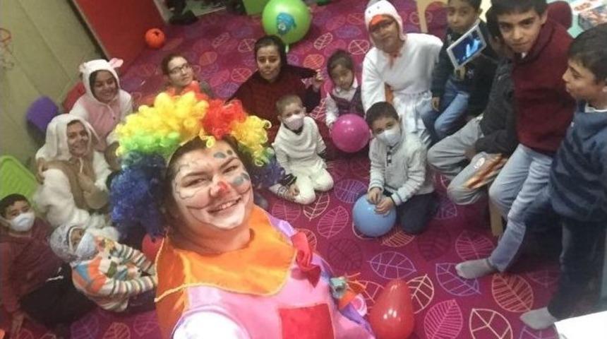 &Uuml;niversite &Ouml;ğrencilerinden &Ouml;rnek Davranış