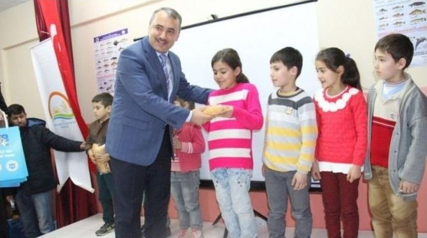 Hatay&rsquo;da &Ouml;ğrencilere Balık Ekmek Dağıtıldı