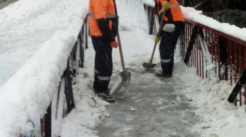 Karda Kaymamanız İ&ccedil;in &Ccedil;alışıyorlar