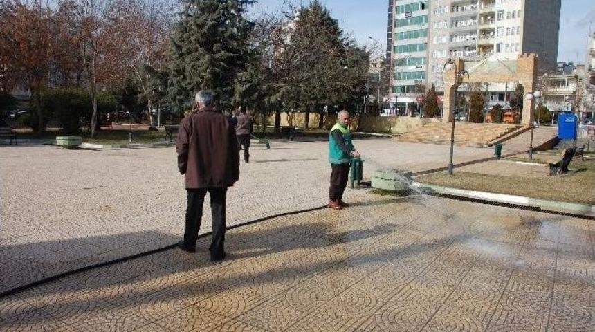 Park Ve Bah&ccedil;eler Temizleniyor