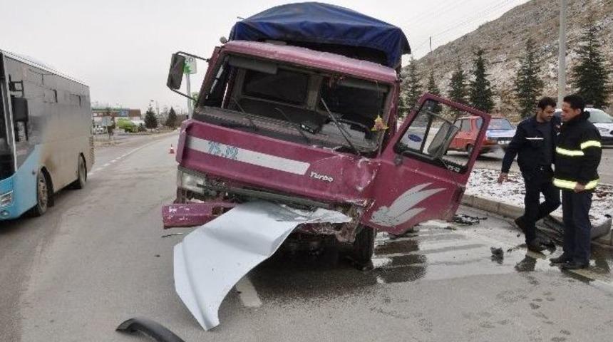 Kamyon İle Otomobil &Ccedil;arpıştı: 3 Yaralı