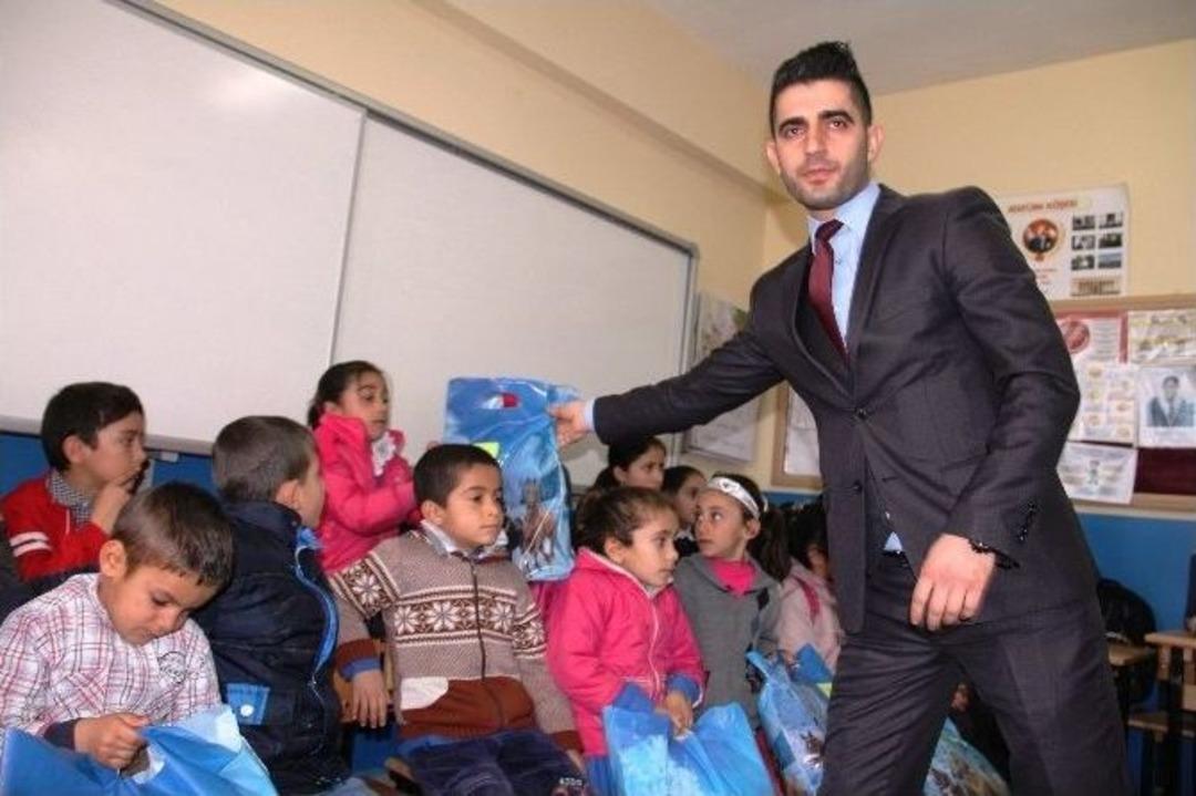 İstanbul Polisinden Iğdır&rsquo;daki &Ccedil;ocuklara Karne Hediyesi