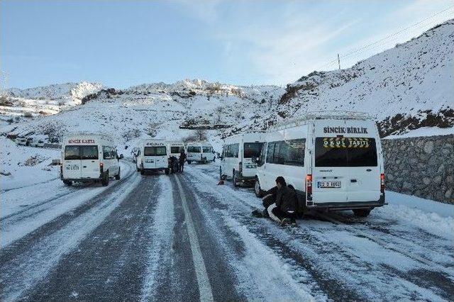 Sincik İlçesinde Elektrik Direkleri Devrildi