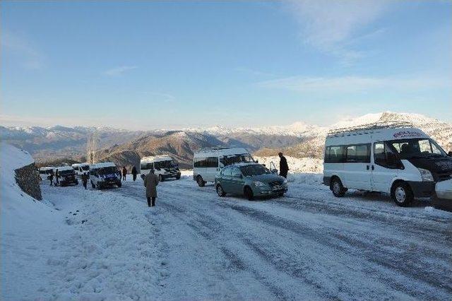 Sincik İlçesinde Elektrik Direkleri Devrildi