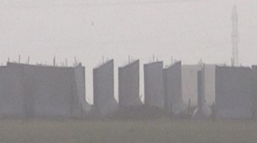 Sınıra &Uuml;&ccedil; Metrelik Beton Duvar &Ouml;r&uuml;l&uuml;yor