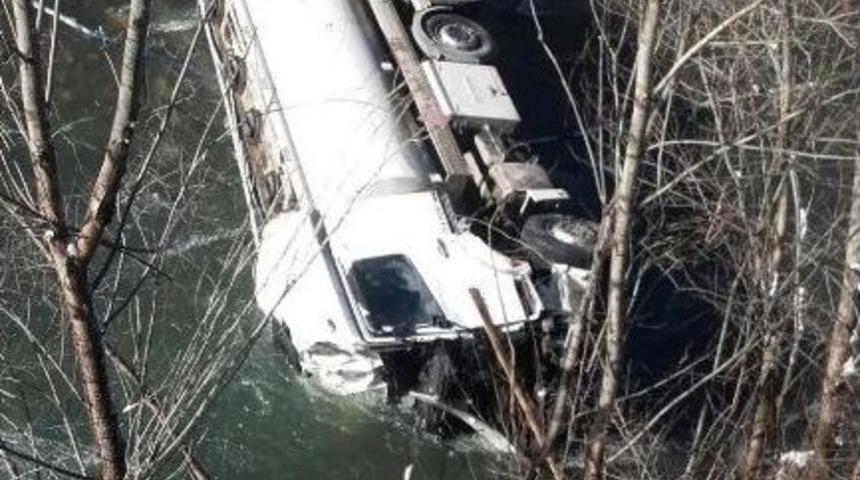 Akaryakıt Tankeri Harşit &Ccedil;ayı&rsquo;na U&ccedil;tu: 2 Yaralı