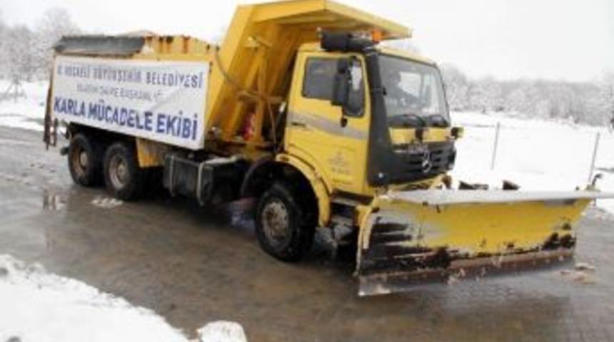 Kocaeli B&uuml;y&uuml;kşehir Kar Mesaisine Devam Ediyor