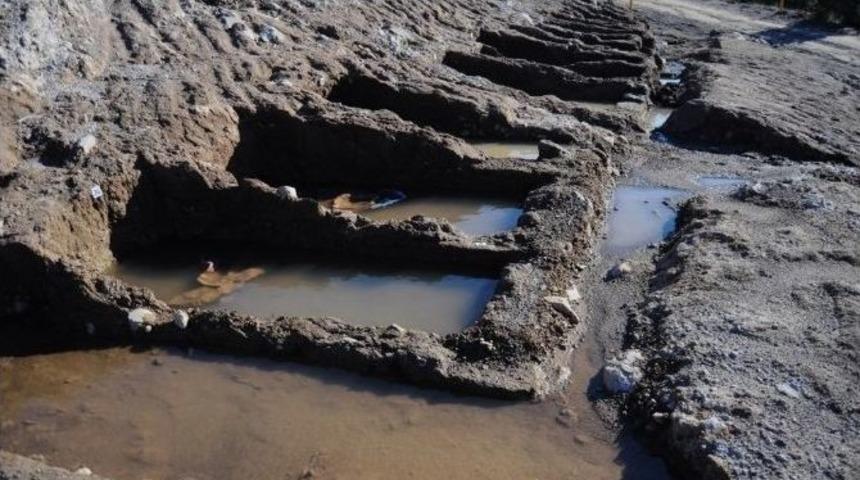 Tarihi Mezarlar Yağmura Yeniliyor