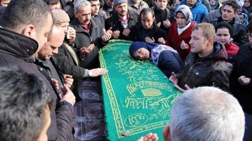 Karab&uuml;k&rsquo;te Domuz Gribinden &Ouml;len Şahıs Toprağa Verildi