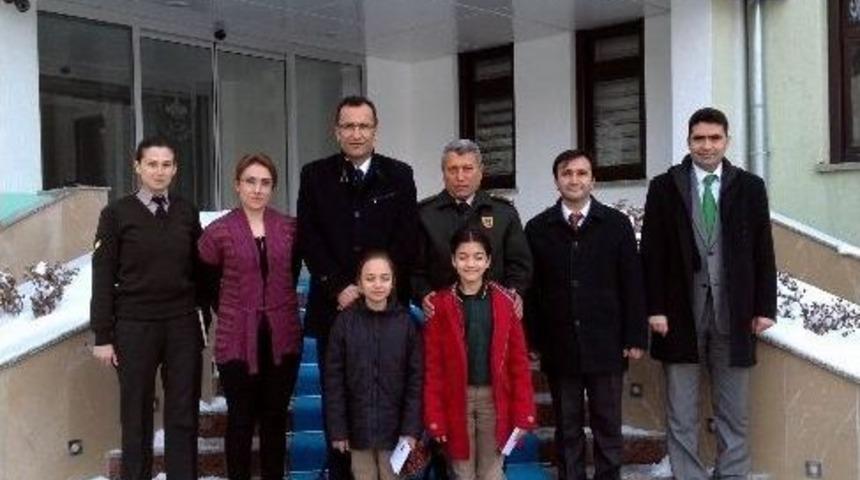 Ortaokul &Ouml;ğrencileri Şehitlere Yazdıkları Mektupları İl Jandarma Komutanlığı&rsquo;na Teslim Etti