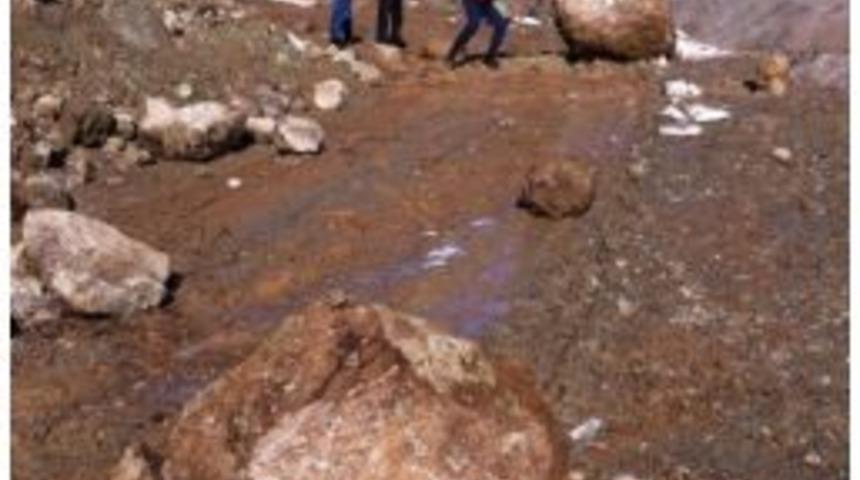 Yola D&uuml;şen Kayalar Ulaşımı Engelliyor